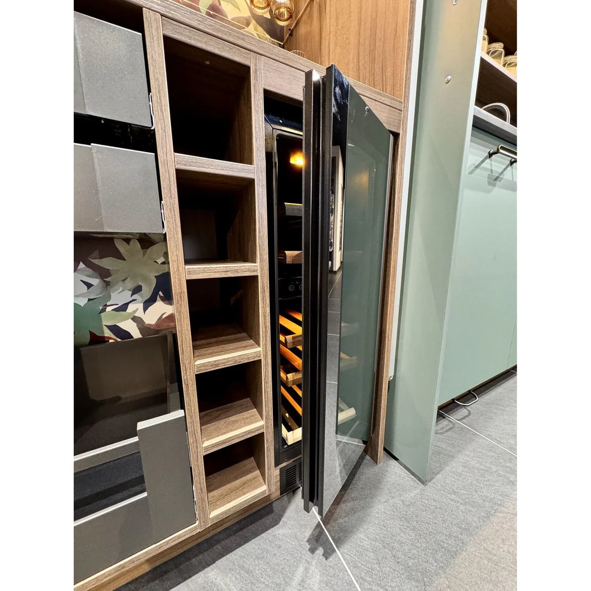 Dunavox Flow- 17 Bottle Built-In Wine Cooler - DAUF-17.58DB