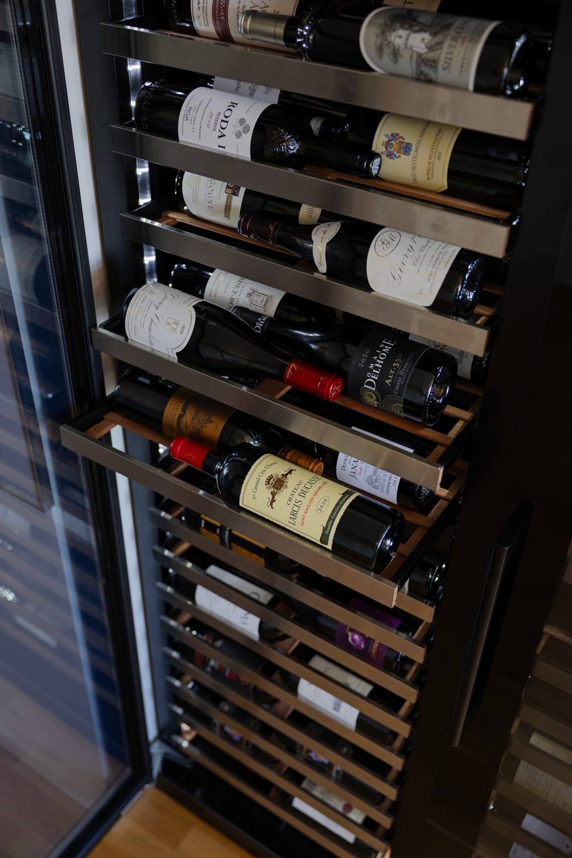 mQuvée - WineCave Slim 182D Fullglass Black Wine Fridge