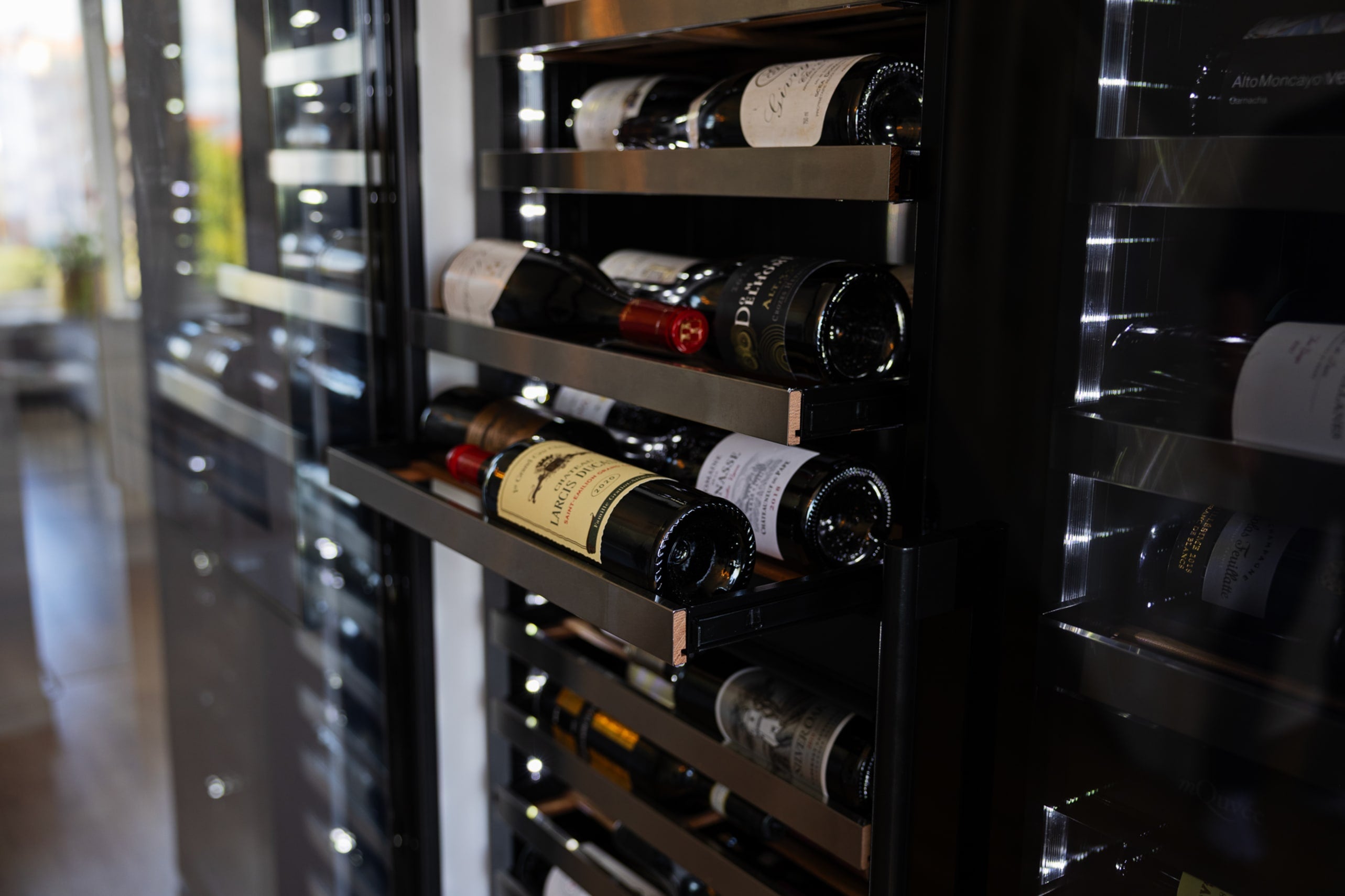 mQuvée - WineCave Slim 182D Fullglass Black Wine Fridge