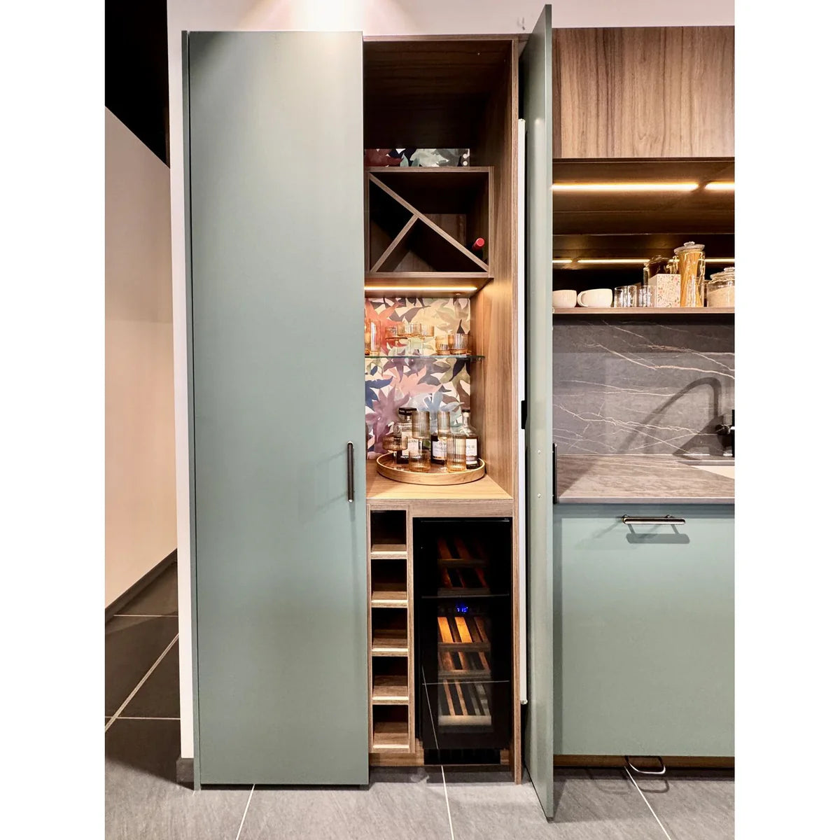 Dunavox Flow- 17 Bottle Built-In Wine Cooler - DAUF-17.58DB