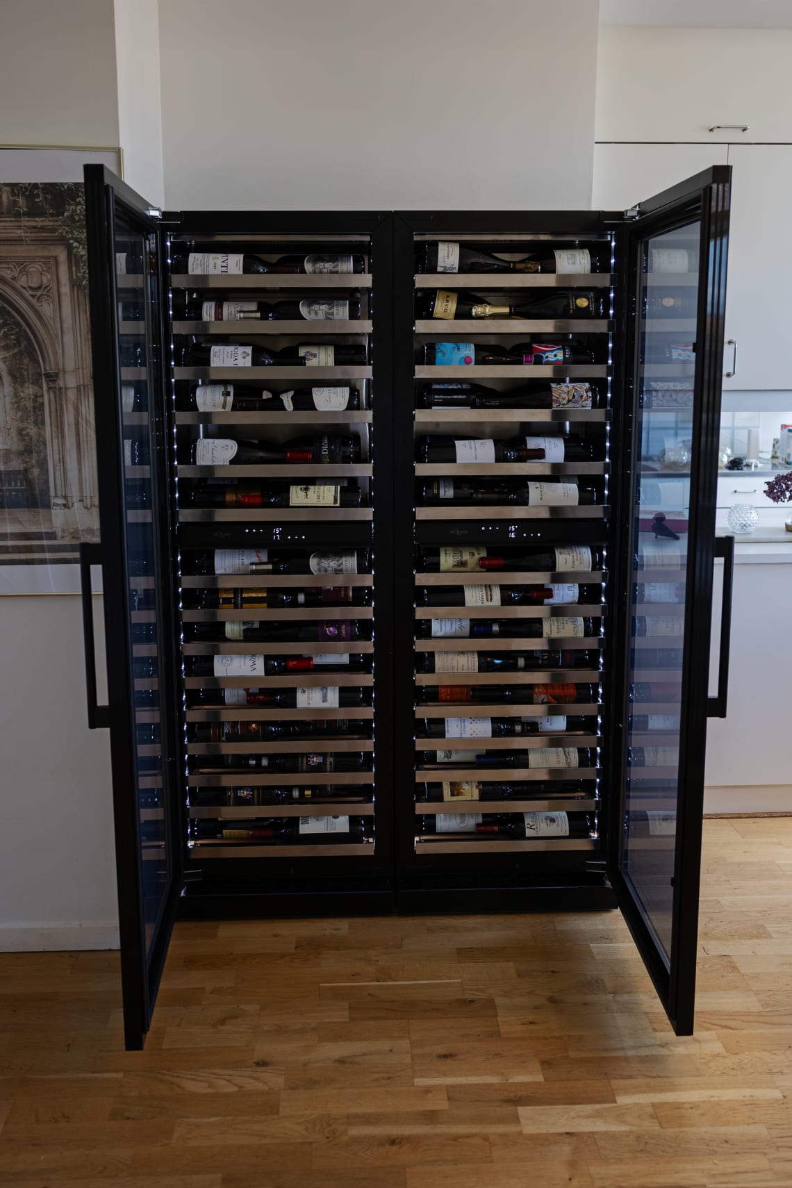 mQuvée - WineCave Slim 182D Fullglass Black Wine Fridge
